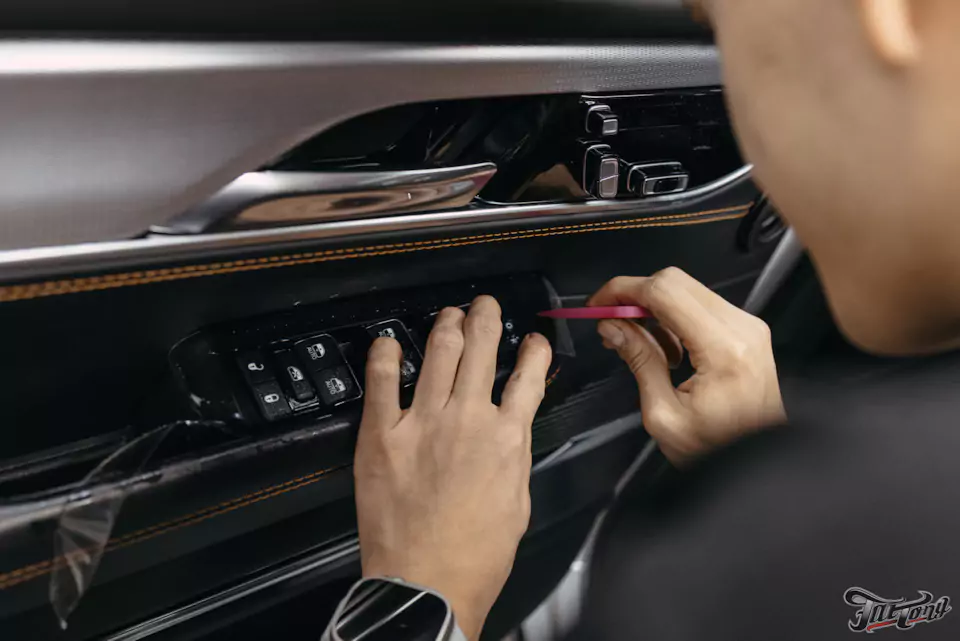 Так не должно быть! Заново разработали дизайн наклеек для Jeep Grand Wagoneer и забронировали кузов полиуретаном